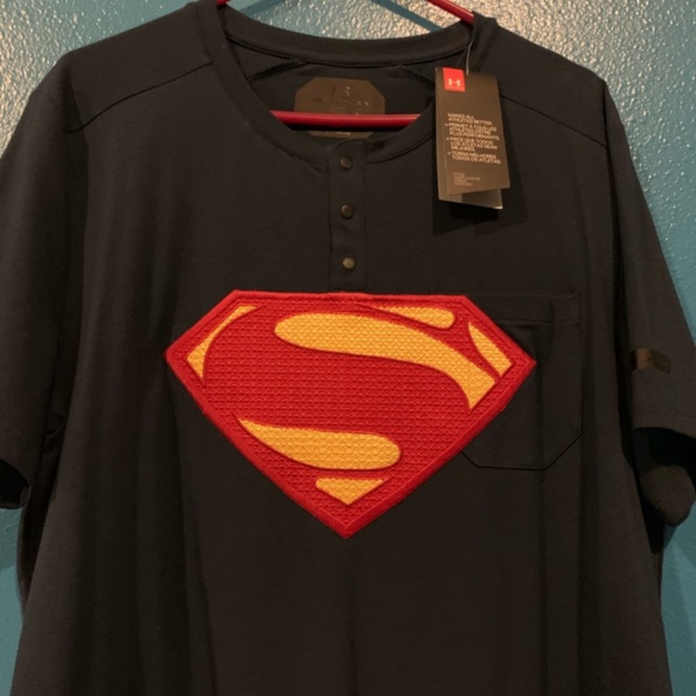 Man Of Steel Under Armour Unstoppable SS Size XL.